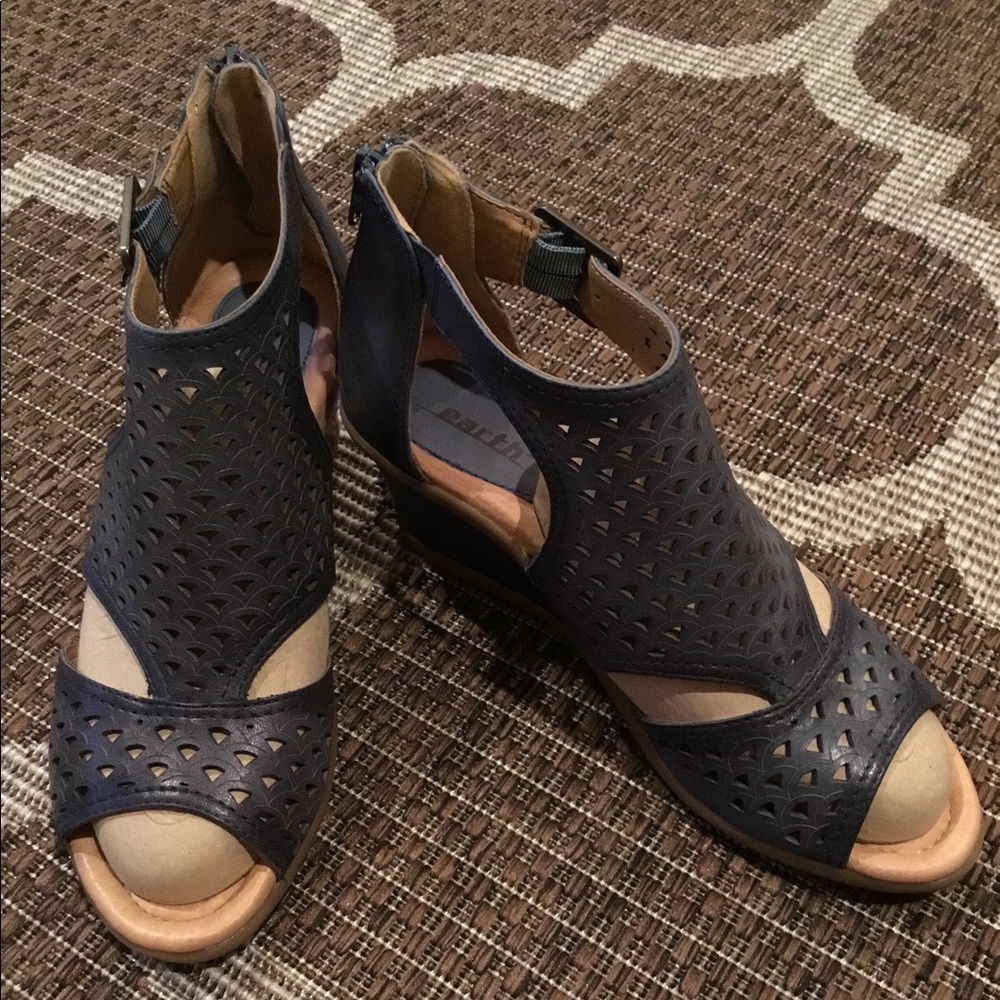 Earth Leather Cut-out Wedges Danae size 8.5 M new